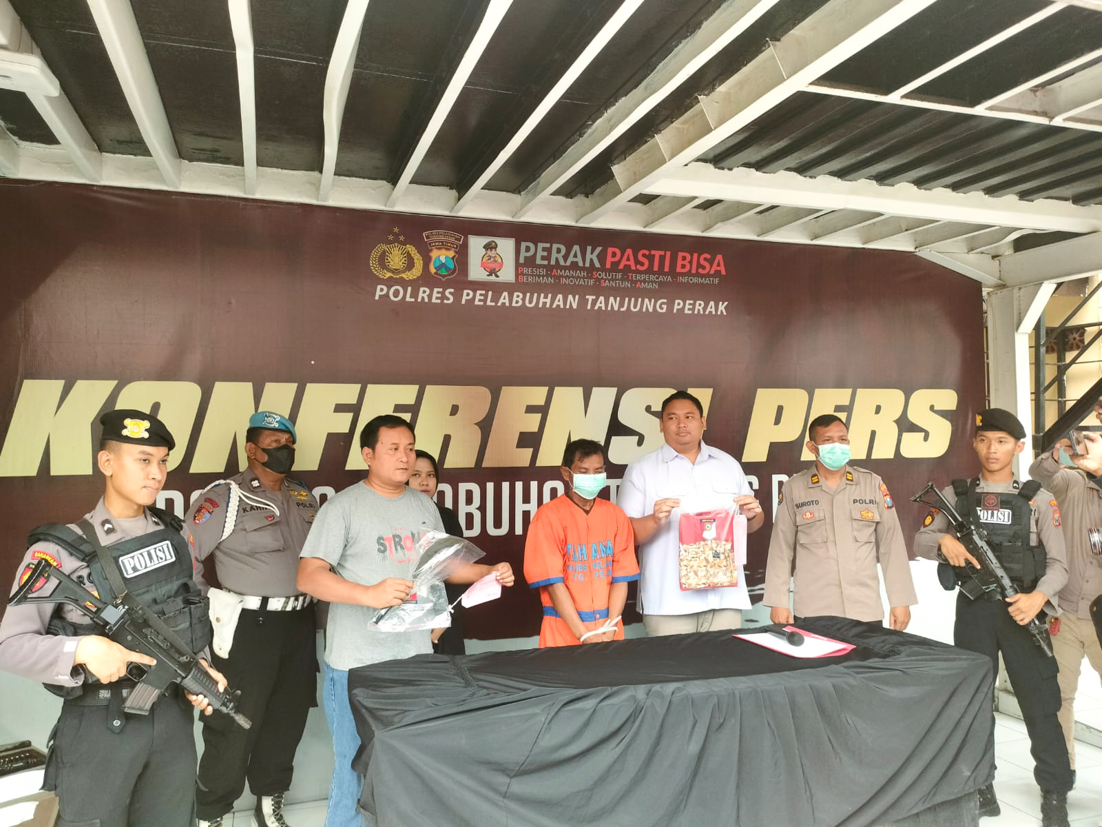 Pelaku pembacokan dan barang bukti yang berhasil diamankan petugas kepolisian. Foto: SP/Ariandi.