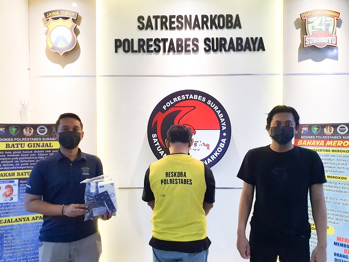 Pelaku saat diamankan polisi. SP/Ariandi