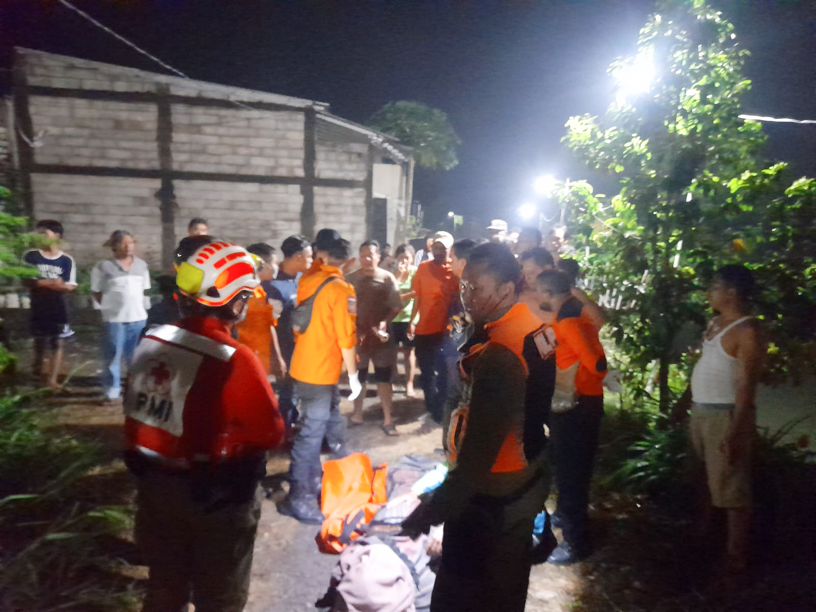 Proses evakuasi jenazah kakek yang tenggelam di sungai Medayu Utara Surabaya, Rabu (25/1/2023). SP/Ariandi.