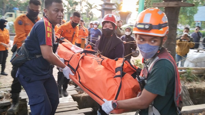 Petugas saat mengevakuasi jenazah korban. SP/Ariandi