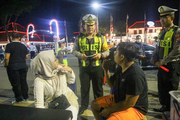 Satlantas Polrestabes Surabaya menggelar razia giat Operasi Keselamatan Semeru 2023. SP/Ariandi