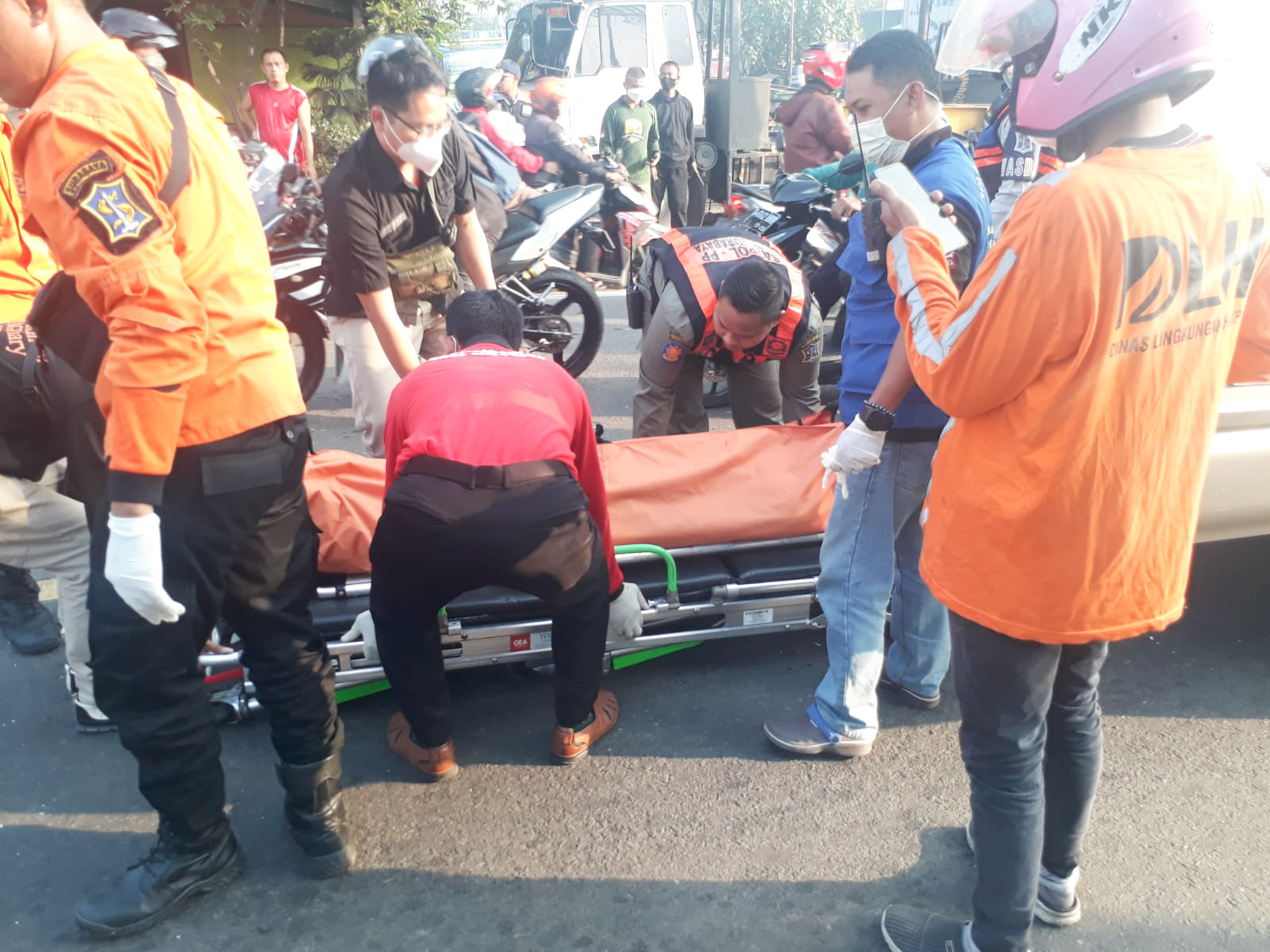 Petugas saat mengevakuasi jenazah kecelakaan menuju rumah sakit. SP/Ariandi.