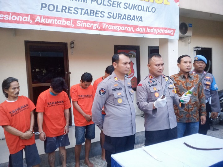 Polisi menunjukkan barang bukti dan para tersangka saat rilis. SP/Ariandi