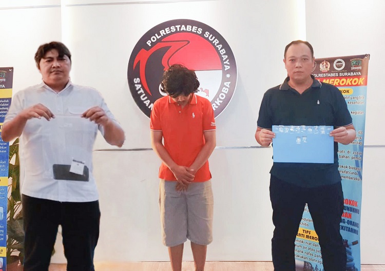MRD (19) saat ditangkap Jajaran Satres Narkoba Polrestabes Surabaya. SP/ Ariandi