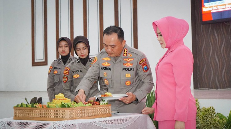 Momen tasyakuran naik pangkat Polrestabes periode 1 Juli 2023 di Gedung Bhara Daksa Polrestabes Surabaya. SP/ Ariandi