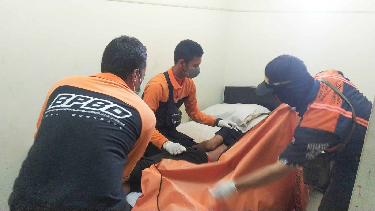 Petugas saat mengevakuasi jenazah korban. Foto: SP/Ariandi.