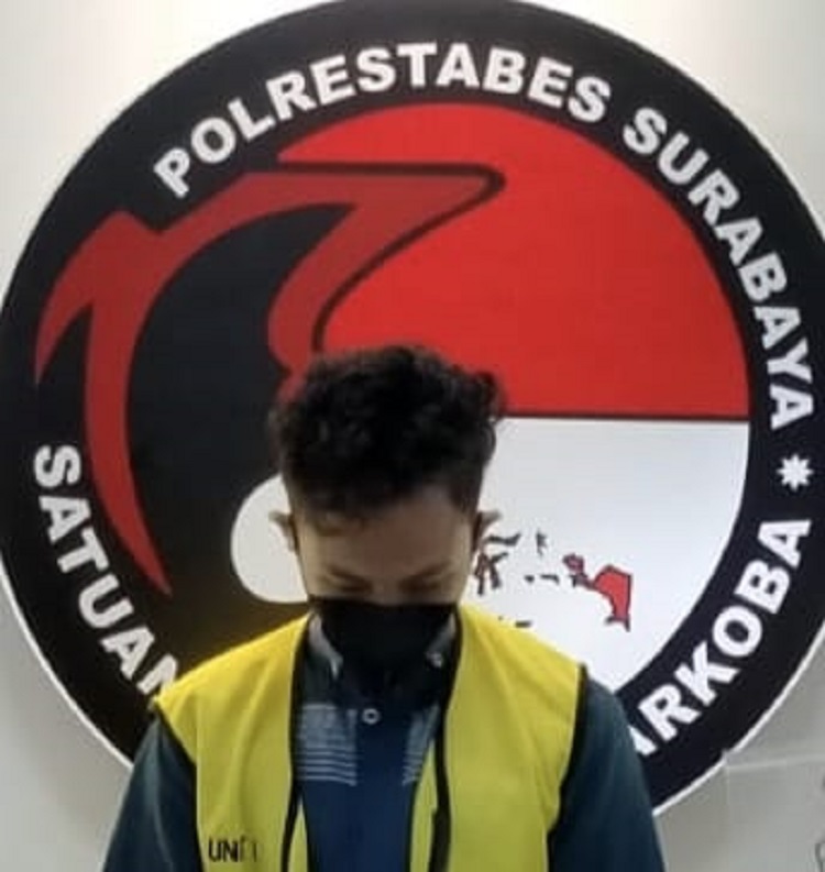 Pelaku transaksi Narkoba berinisial RH, (26 tahun) warga Patemon yang kini sudah diamankan di Mapolrestabes Surabaya. SP/ Ariandi