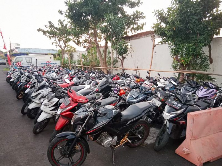 Polrestabes Surabaya mengamankan sebanyak 124 kendaraan sebagai barang bukti tilang selama dua hari, Minggu (30/07/2023). SP/ ARIANDI