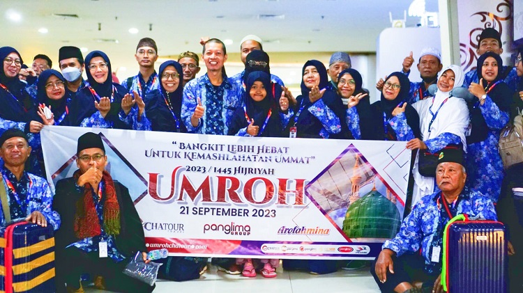 Jamaah Umroh Arofahmina Travel yang akan berangkat dari Surabaya menuju Jeddah, Kamis (21/09/2023). (Ariandi/Sp)