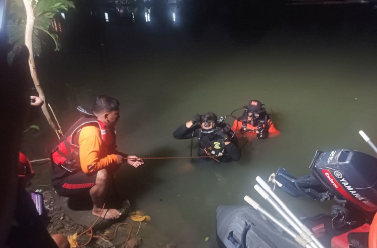 TIM BPBD Kota Surabaya saat melakukan giat penyisiran di area sungai yang diduga korban 2 anak tenggelam. SP/ ARIANDI