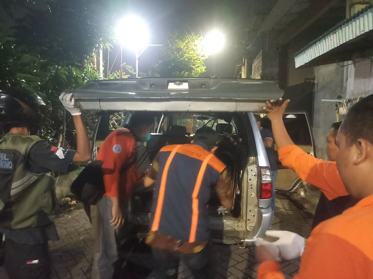 Tim Inafis Polrestabes Surabaya langsung Evakuasi Jenazah menggunakan Mobil Ambulance Dinsos untuk dibawa Ke rumah Sakit DR. Soetomo. SP/ Ariandi