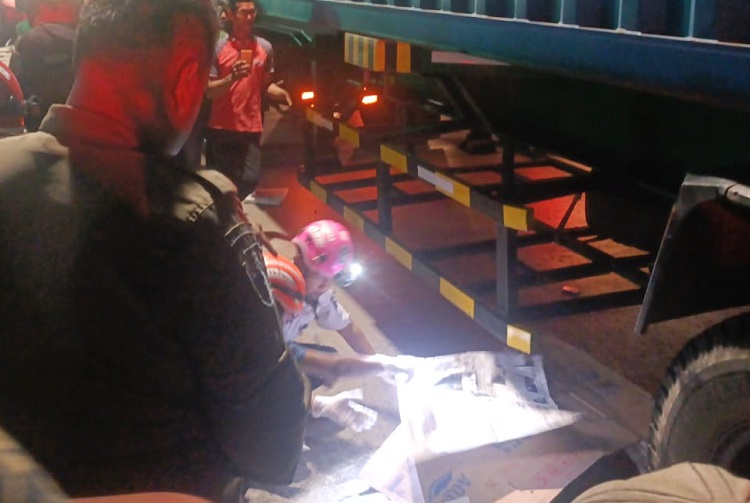 Petugas Rekan PMI saat mengevakuasi korban kecelakaan motor. SP/ Ariandi