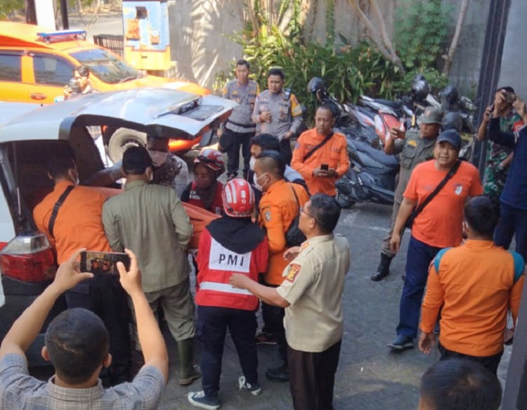 Petugas TIM Inafis saat mengevakuasi jenazah. SP/ Ariandi