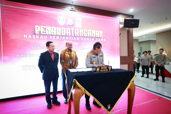 Penandatanganan naskah Perjanjian Kerja Sama (PKS) dengan Polda Jatim di Lobby Gedung Patuh Mapolda Jatim,  pada Senin (16/10/2023). SP/Ariandi