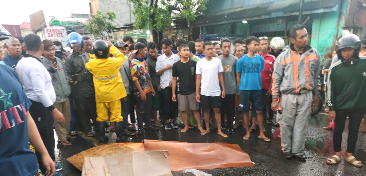 Kondisi jenazah AN (18) yang telah ditutupi warga usai mengalami kecelakaan di Jalan Gresik, Krembangan, Surabaya. SP/Ariandi.