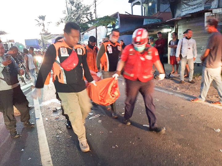 Petugas saat mengevakuasi jenazah korban. SP/Ariandi