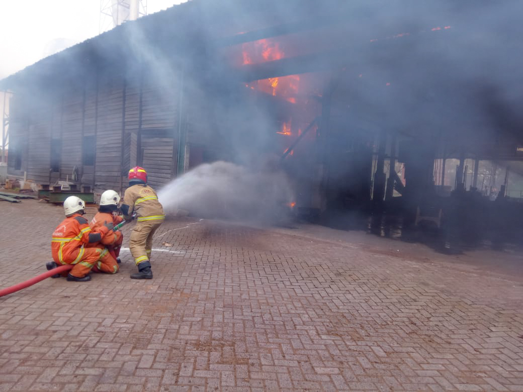 Petugas DPKP Kota Surabaya saat berusaha memadamkan api kebakaran. SP/Ariandi.
