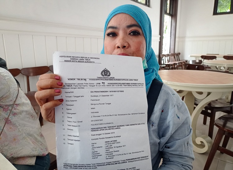 Ida Prihatiningsih laporkan Chief Officer BUMN, Iwan Jatong ke Polrestabes Surabaya. SP/ Ariandi