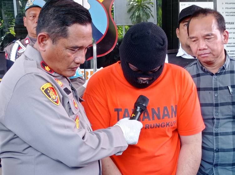 Polisi saat mengamankan pelaku berinisial R.S (39) warga Tabanas Ujung Tangerang Jakarta Selatan. SP/ Ariandi