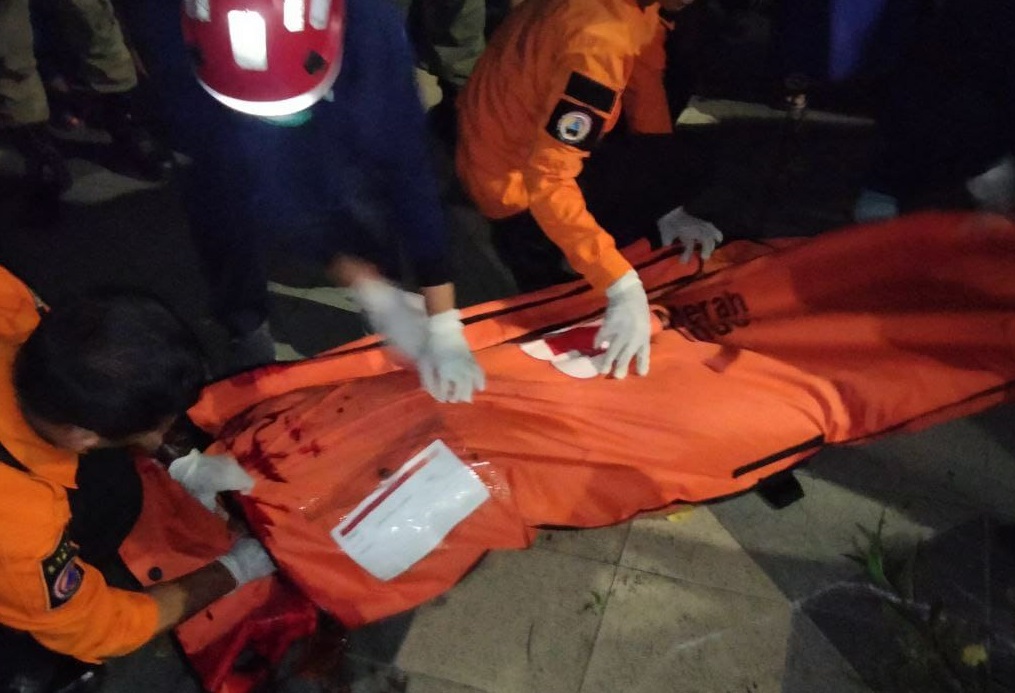 Proses evakuasi jenazah korban kecelakaan, Foto: SP/Ariandi.