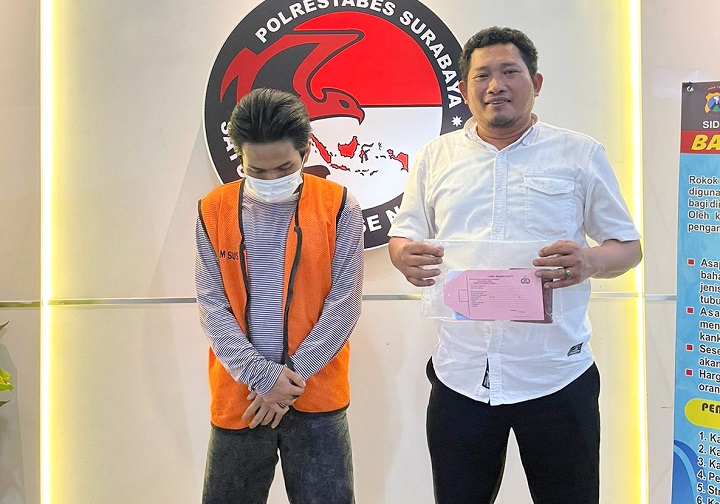 Pelaku saat diamankan polisi. SP/Ariandi