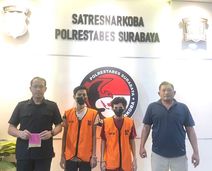 Kedua pelaku saat diamankan polisi. SP/Ariandi