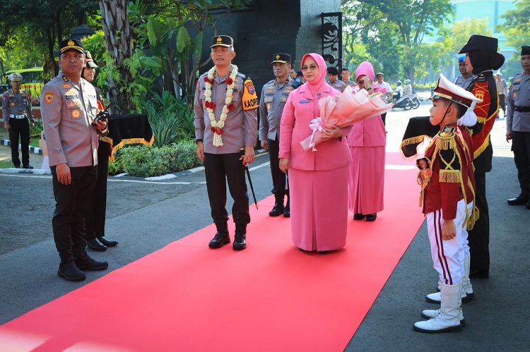 Kedatangan Kapolda Jatim baru, Irjen Pol Imam Sugianto (Foto: Ariandi/Sp)