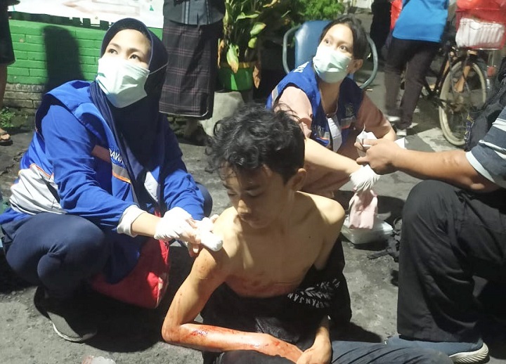 Korban saat mendapat pertolongan dari petugas medis. SP/Ariandi