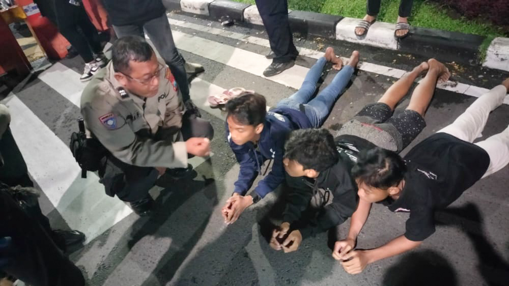 Ketiga pemuda di bawah umur yang berhasil diamankan anggota Polsek Gubeng Surabaya, pada Sabtu (28/01/2023). SP/Ariandi.