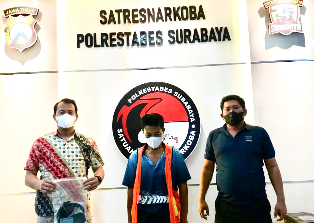 Tersangka pengedar sabu yang berhasil ditangkap oleh Satresnarkoba Polrestabes Surabaya.