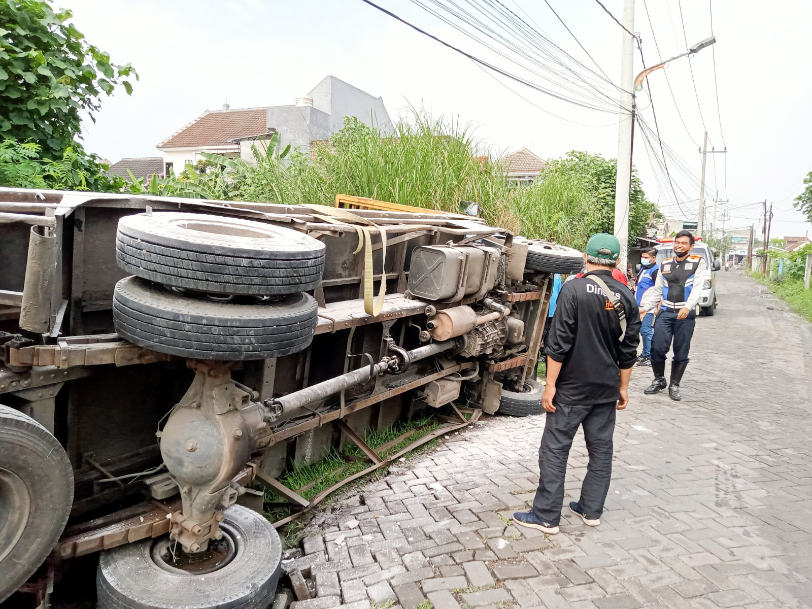 Truk terguling di jalan Gunung Anyar Jaya 3 Surabaya, Kamis (1/12/2022).