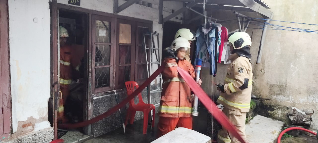 Proses pemadaman kebakaran rumah di Jalan Banyu Urip Surabaya, Rabu (30/11/2022).