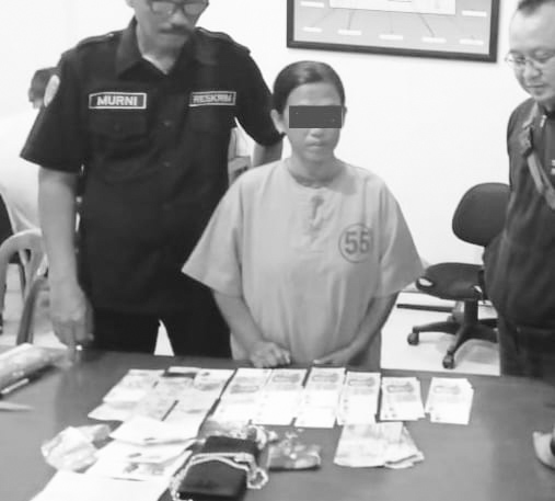 Tersangka dan barang bukti yang berhasil diamankan polisi.