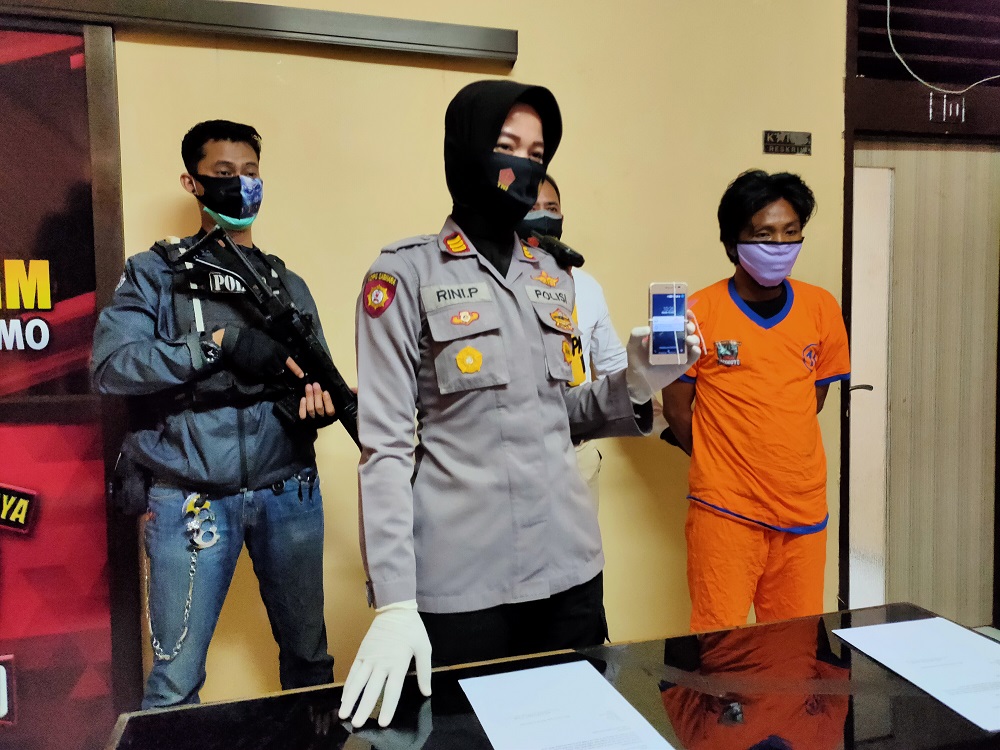 Tersangka Rahnoyo, 36, warga Joyoboyo Timur no 11 B Surabaya ditangkap Polsek Wonokromo, Selasa (6/10/2020). SP/ Hendar Wanto