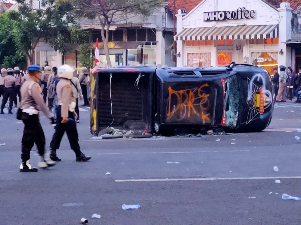 Pendemo rusak salah satu mobil polisi saat tolak omnibus law. SP/ Hendar Wanto