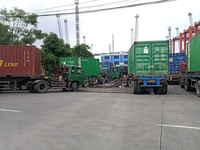 Caption: Truk peti kemas saat antri di pintu masuk terminal Berlian,Sabtu (12/12/2020).SP/SAMMY MANTOLAS