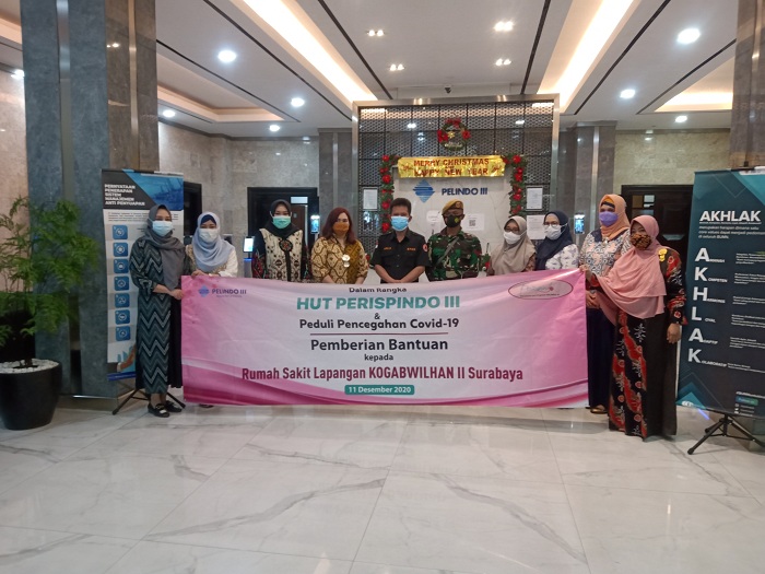 Caption Foto: Foto bersama anggota Perispindo III dan jajaran Rumah sakit Lapangan Kogabwilhan II Surabaya usai pemberian bantuan sosial, Jumat (11/12/2020). SP/sem