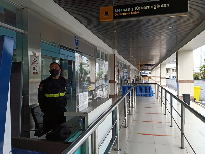 Caption: Kondisi jalur Keberangkatan penumpang di terminal pelabuhan tanjung perak yang sepi .SP/SAMMY MANTOLAS