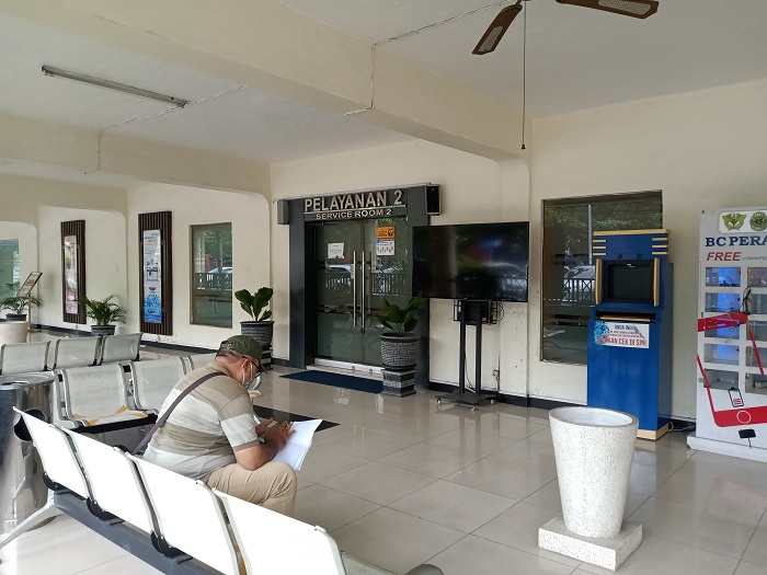 Caption: Pengguna jasa bea cukai Tanjung Perak saat menunggu antrian/ foto: Sem