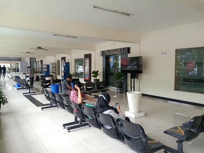 Pengguna jasa saat mengantri mengurus pelayanan kepabeanan di bea cukai Tanjung Perak. SP/Semmy Mantolas