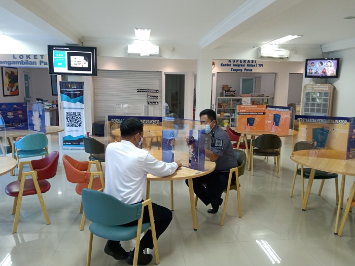 Caption: Petugas Kanim Kelas I TPI Tanjung Perak saat melakukan pengawasan WNA melalui APOA.SP/SAMMY MANTOLAS