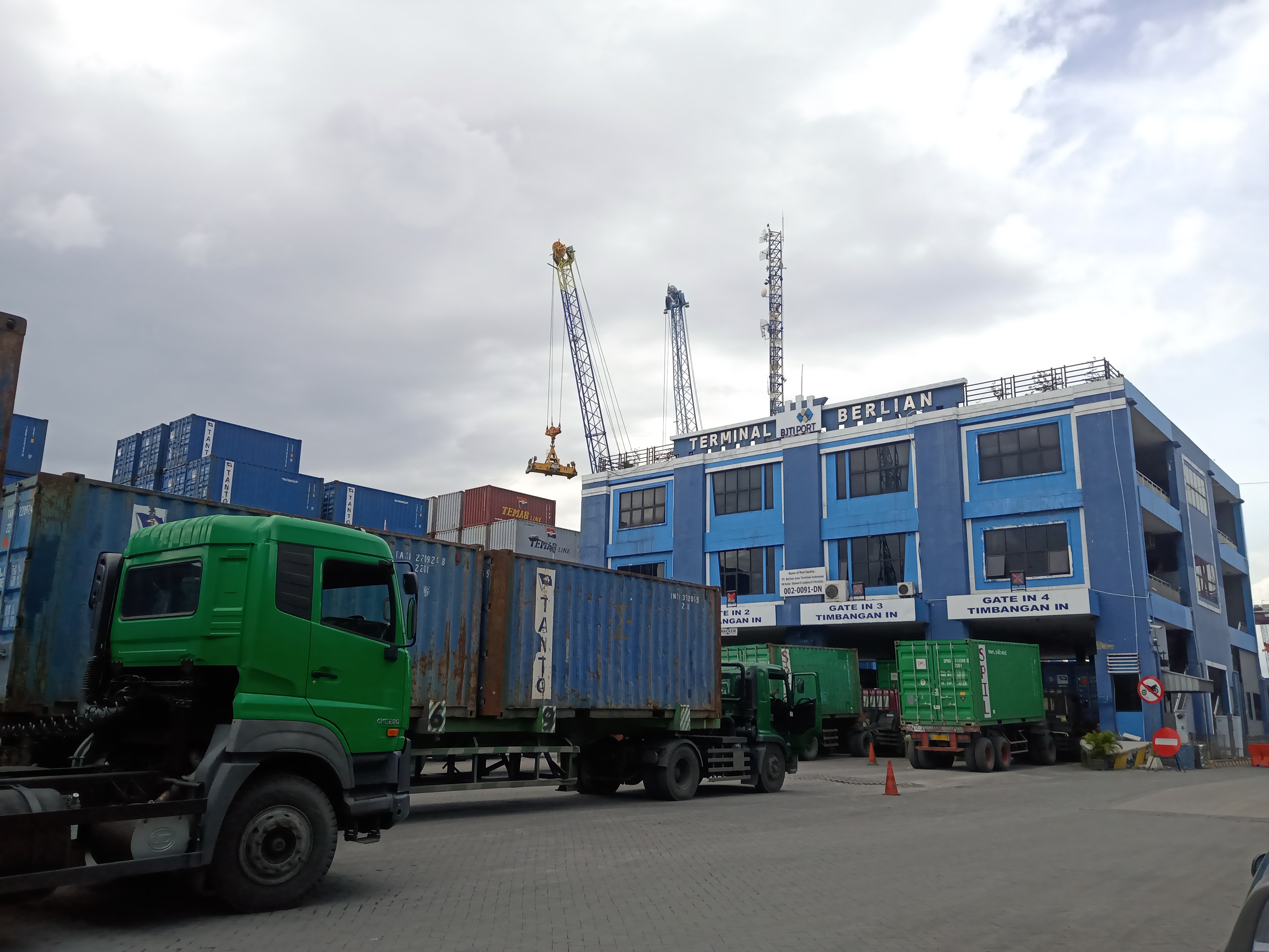 Truk kontainer saat mengantri di terminal Berlian . SP/SAMMY MANTOLAS