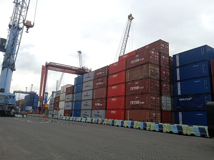 Aktivitas bongkar muat peti kemas di terminal Berlian Tanjung Perak.SP/SAMMY MANTOLAS