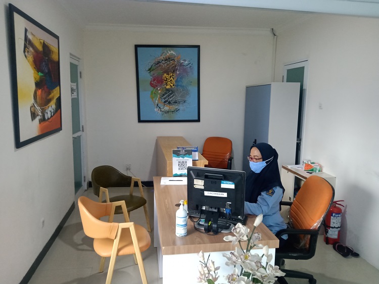  Petugas pengambilan paspor Kanim Tanjung Perak saat melaksanakan tugasnya. SP/ Sem