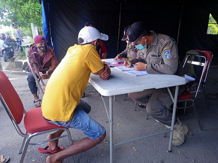 Pelanggar PPKM yang terjaring di Cchek point suramadu. SP/ 
Mahbub Fikri