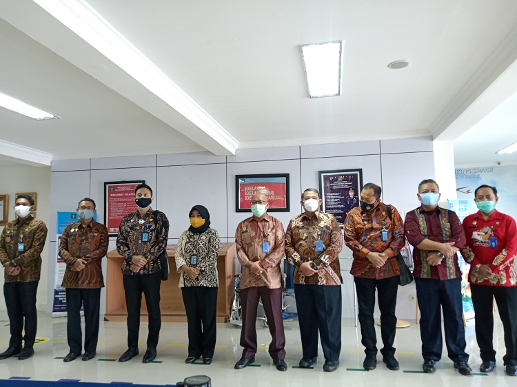 Kepala Divisi Imigrasi Kantor Wilayah Hukum dan Hak Asasi Manusia (HAM) Jawa Timur, Jaya Saputra (tengah) bersama jajaran kepala kantor imigrasi se-Jawa Timur. SP/ Sem