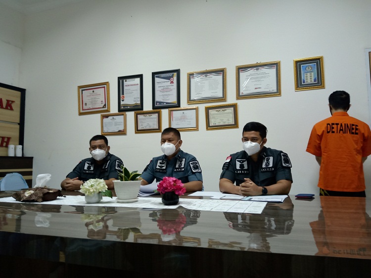 Petugas Imigrasi Tanjung perak saat memberikan keterangan pers. SP/ Sem