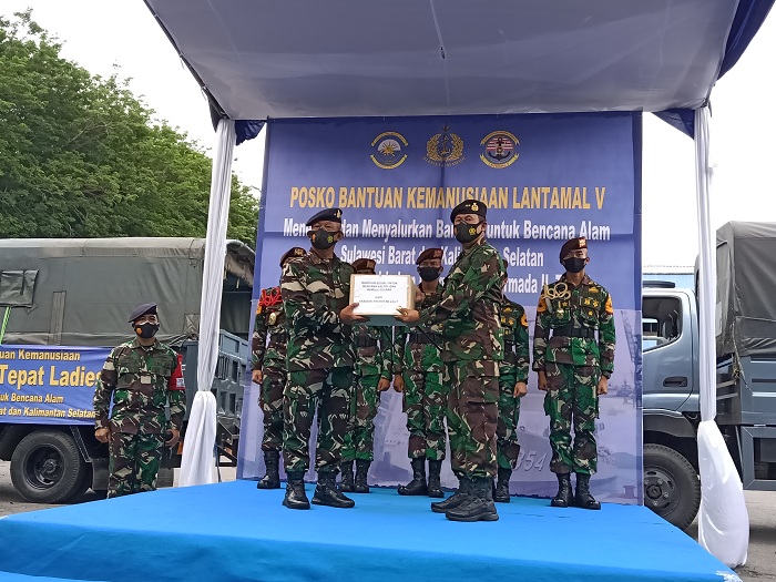 Caption: Serah terima bantuan kemanusian di Posko Lantamal V, Selasa (19/01/2021).SP/SAMMY MANTOLAS