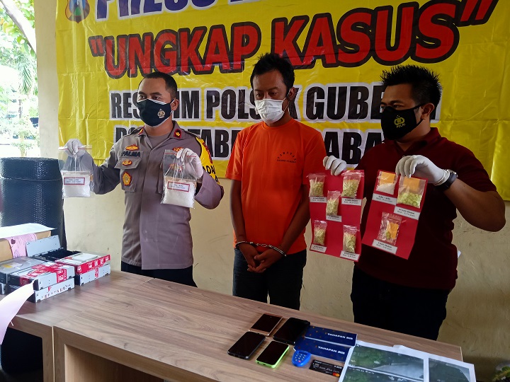 Kapolsek Gubeng Kompol Palma F Fahlevi menunjukkan barang bukti dan pelaku saat rilis kasus. SP/Mahbub Fikri