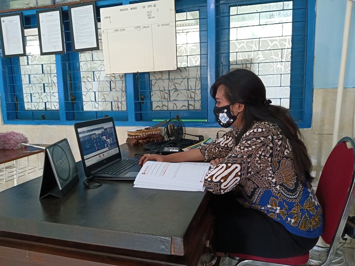 Salah satu guru YPPI saat melakukan pembelajaran online. SP/ Sem